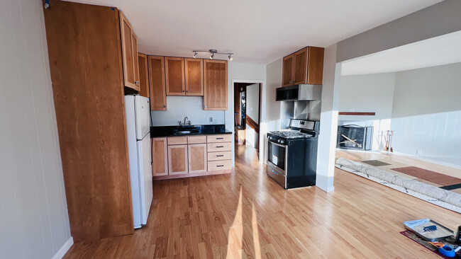 Kitchen - 121 Moffitt St