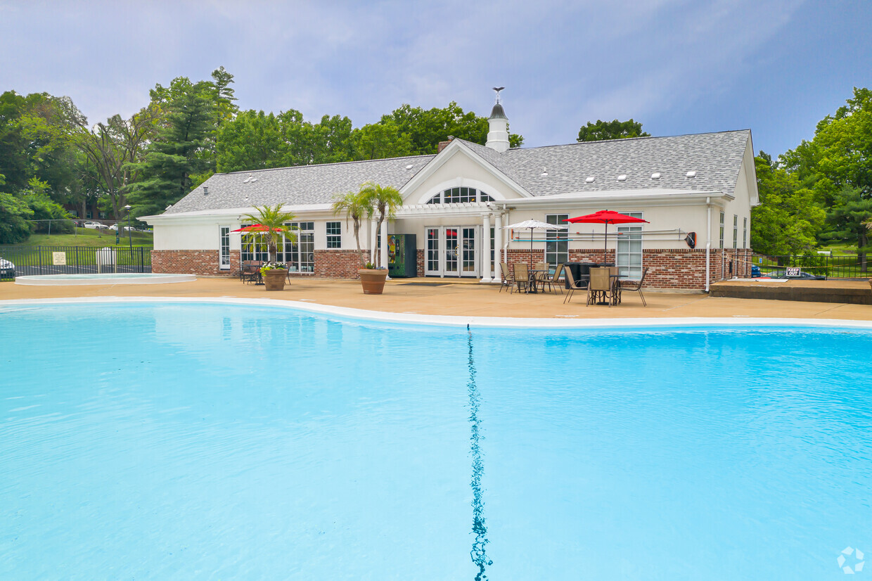 Piscina grande - Covington Place Apartments