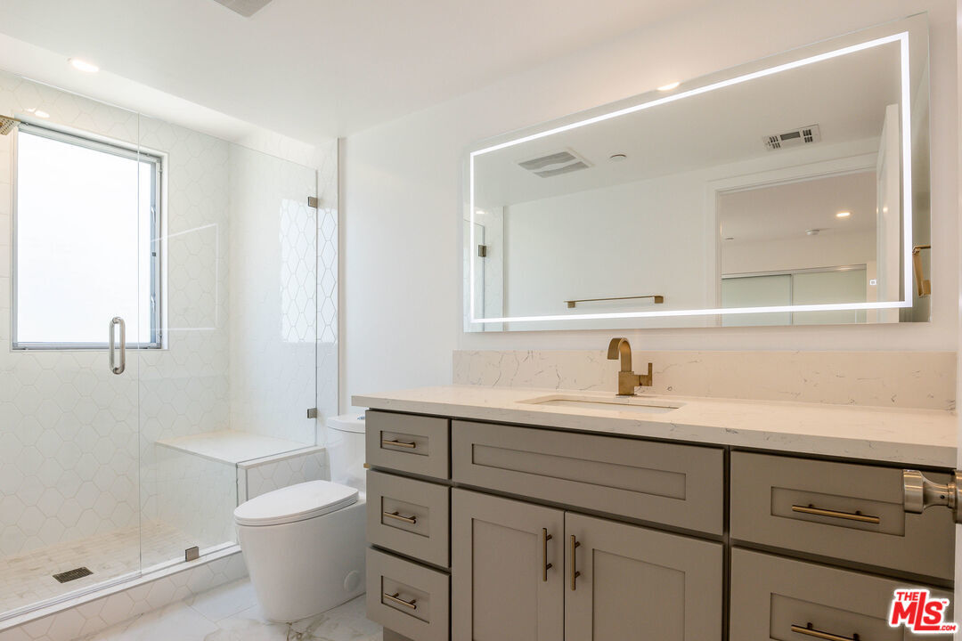 Foto principal - 1060 S Bronson Ave