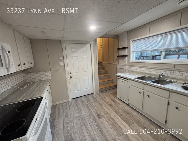 Photo du bâtiment - Basement with Private Driveway