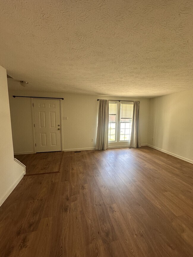 Foto del edificio - 445 Heather Ridge Dr