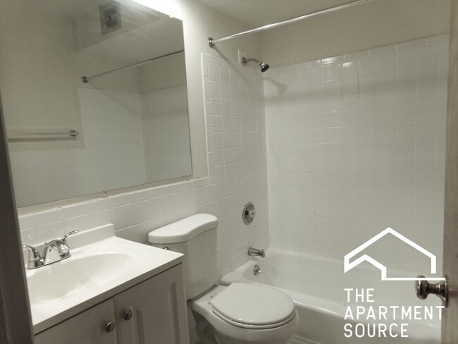 Building Photo - 6002 N Kenmore Ave