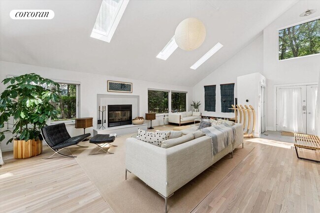 Foto del edificio - 24 Quogue Riverhead Rd