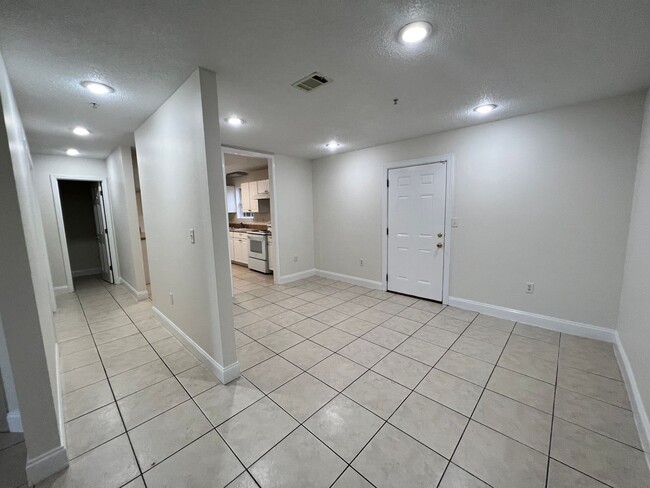 Building Photo - Central Crestview Location