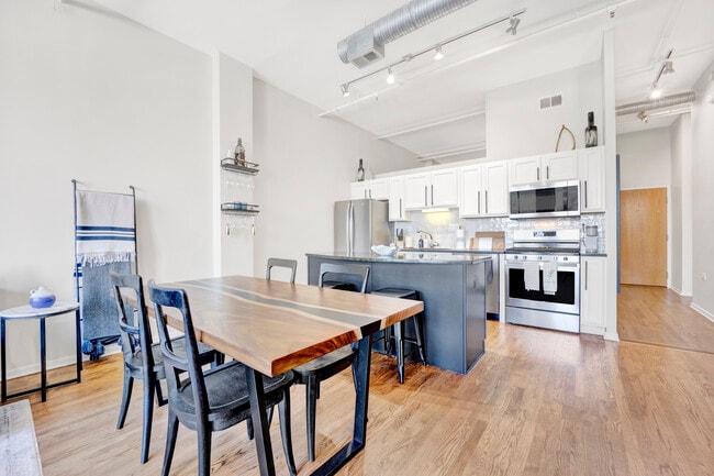 Photo - 360 W Illinois St Apartment