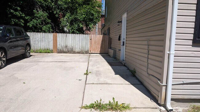 Building Photo - 270 Calder St