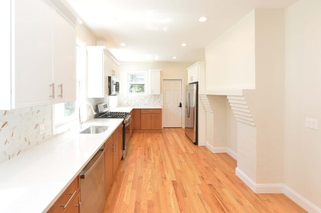 LUXURY KITCHEN - 309 Academy St