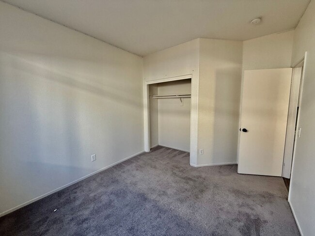 Building Photo - Nice Single Story Home
