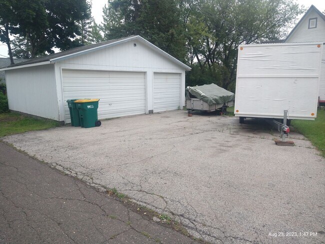 Building Photo - Large Five Bedroom Home in Lakeside!