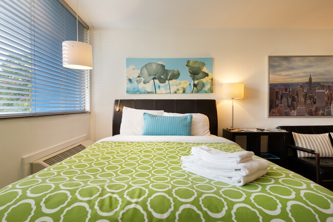 Corporate Apartments Near Me Comfy Queen Bed and Linens Chic Premium Studios on 25th - Furnished Studio Apts. (NTLY/WKLY/MTHLY)