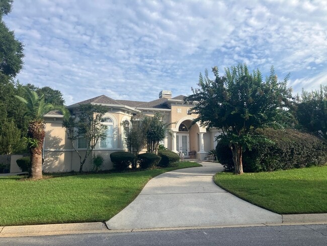 Building Photo - Beautiful 5 Bed/3 Bath Golf Course Communi...