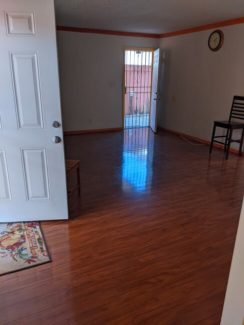 Livingroom view to front door - 10515 Tabor St
