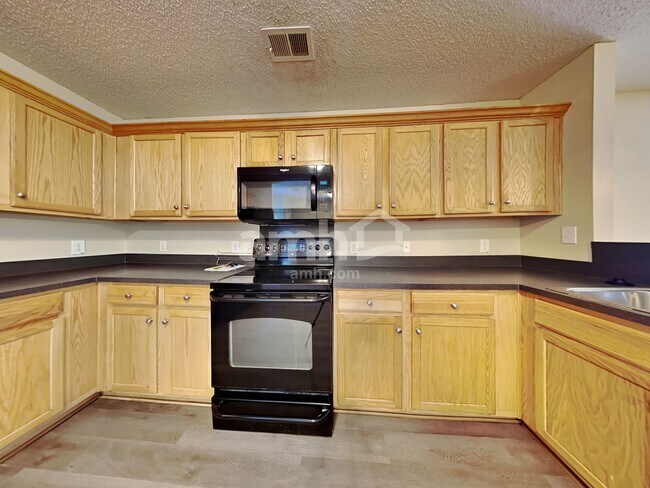 Foto del edificio - 4016 Broken Arrow Dr