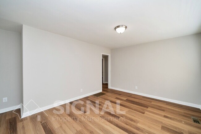 Foto del edificio - 300 Norwood Ave