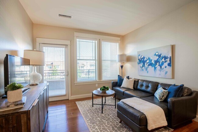 Amplias habitaciones - Everleigh Central Park 55+ Active Adult Apartments