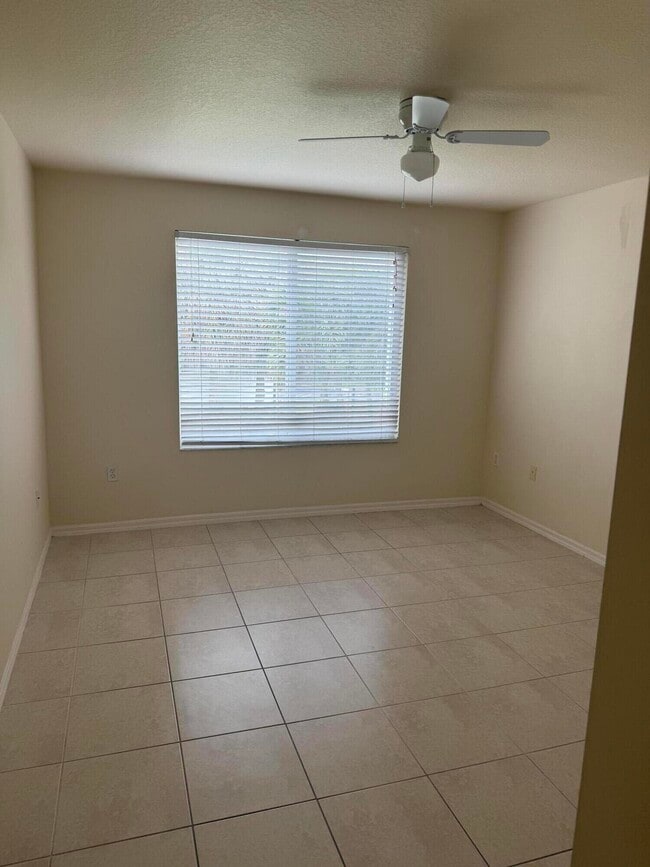 Building Photo - 1213 Villa Cir