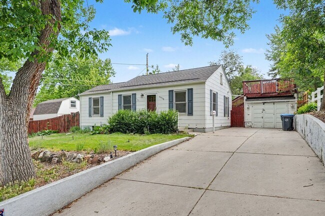 Foto del edificio - Charming Golden Retreat with a Backyard Oasis, Garden Dreams & Bonus Loft Office!