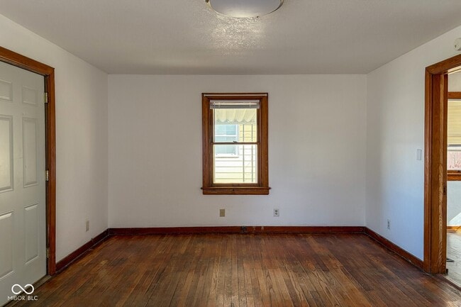 Building Photo - 217 E 39th St