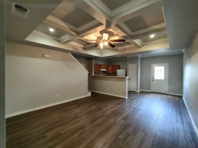 Foto del edificio - Townhouse with Attached Garage and Backyard