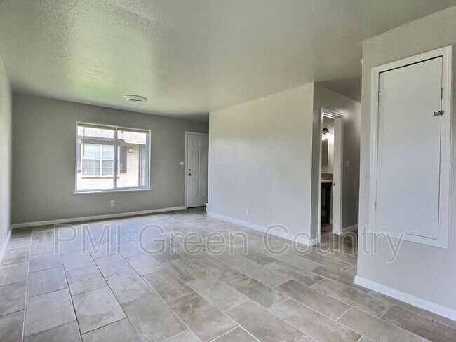 Foto del edificio - 6120 S Madison Pl