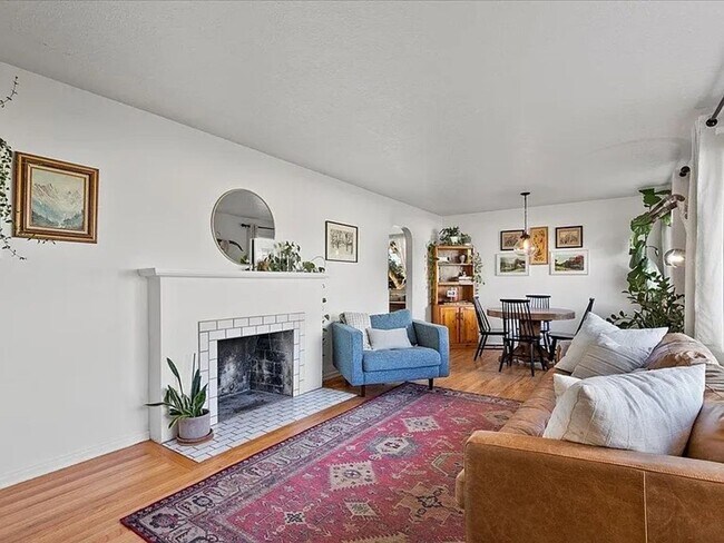 Foto del edificio - SPACIOUS 3BD/1BA SOUTH HILL HOME | ATTACHED GARAGE | FENCED YARD | W/D HOOKUPS | AVAIL JULY 1