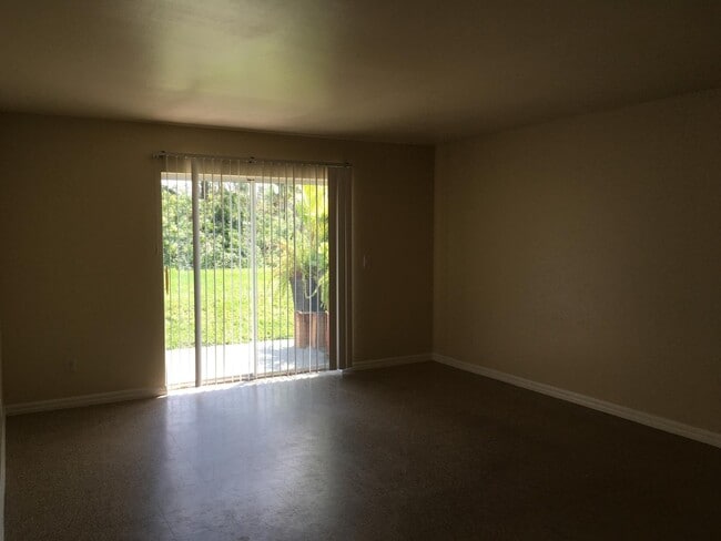 Building Photo - Duplex 3/2 w/ Garage