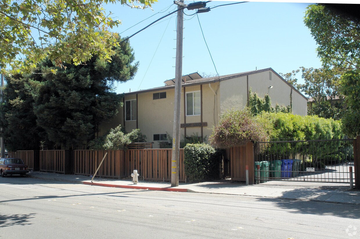 Foto del edificio - 117-121 Tewksbury Ave