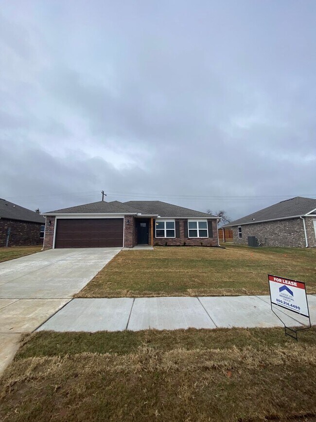 Building Photo - *Pre-leasing* Three Bedroom | Two Bathroom...