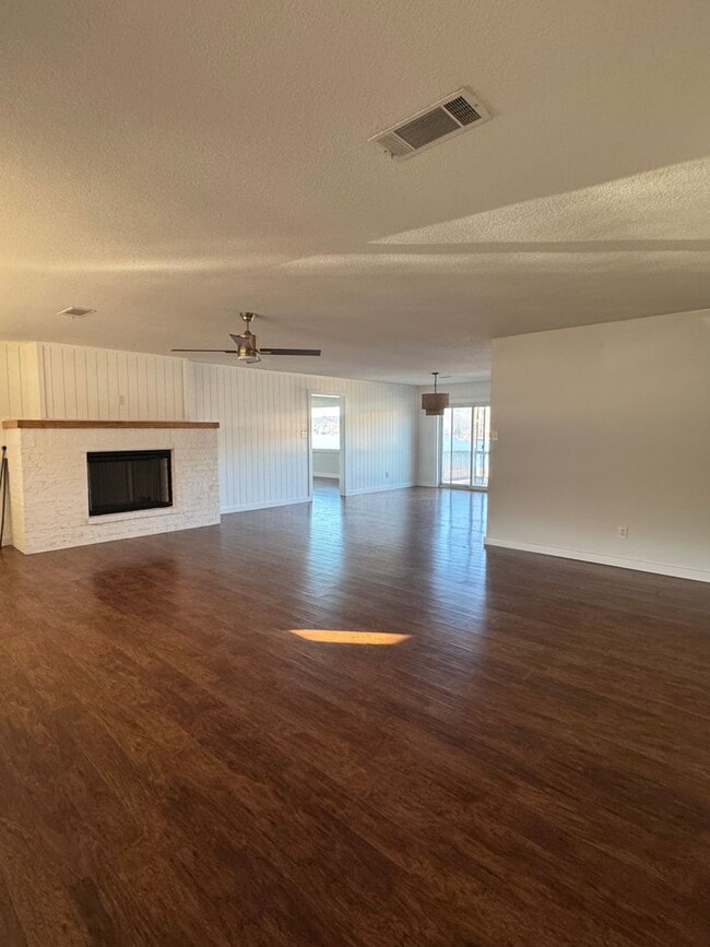 Foto del edificio - Lakefront Living at Its Best — Completely Remodeled 3BR/2BA with Private Dock