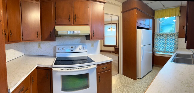 Kitchen - 136 E Oak St