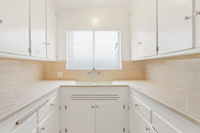 Building Photo - 978 S Barrington Ave