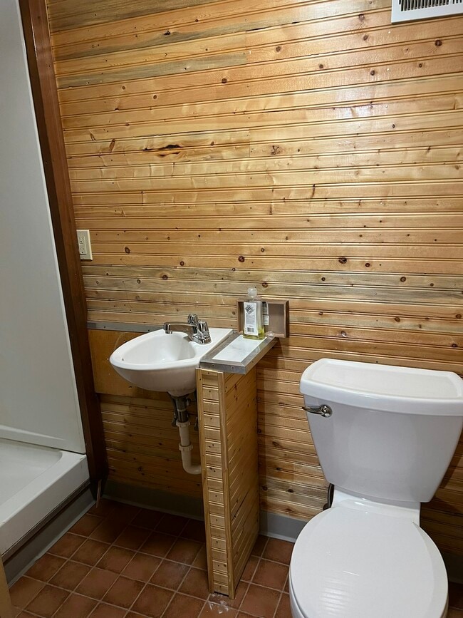 Foto del edificio - 102 E Erie St