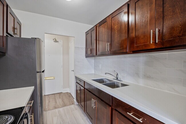 Photo du bâtiment - Lawrence Park Apartments