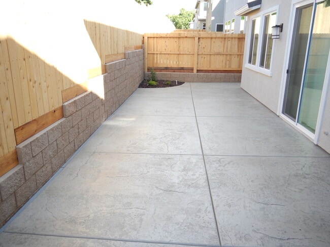 Building Photo - 3613 Misty Lake Dr