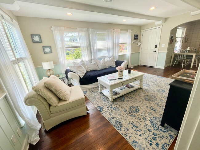 living angle - 3319 W Paul Ave