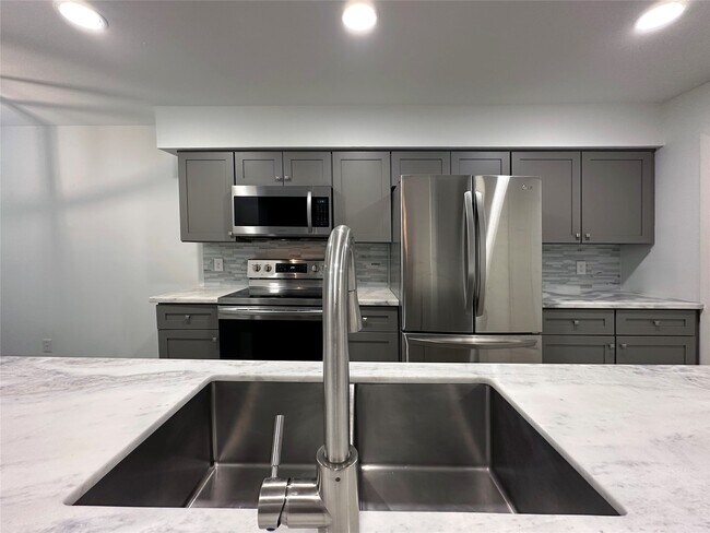 Building Photo - 5528 Beverly Hill St