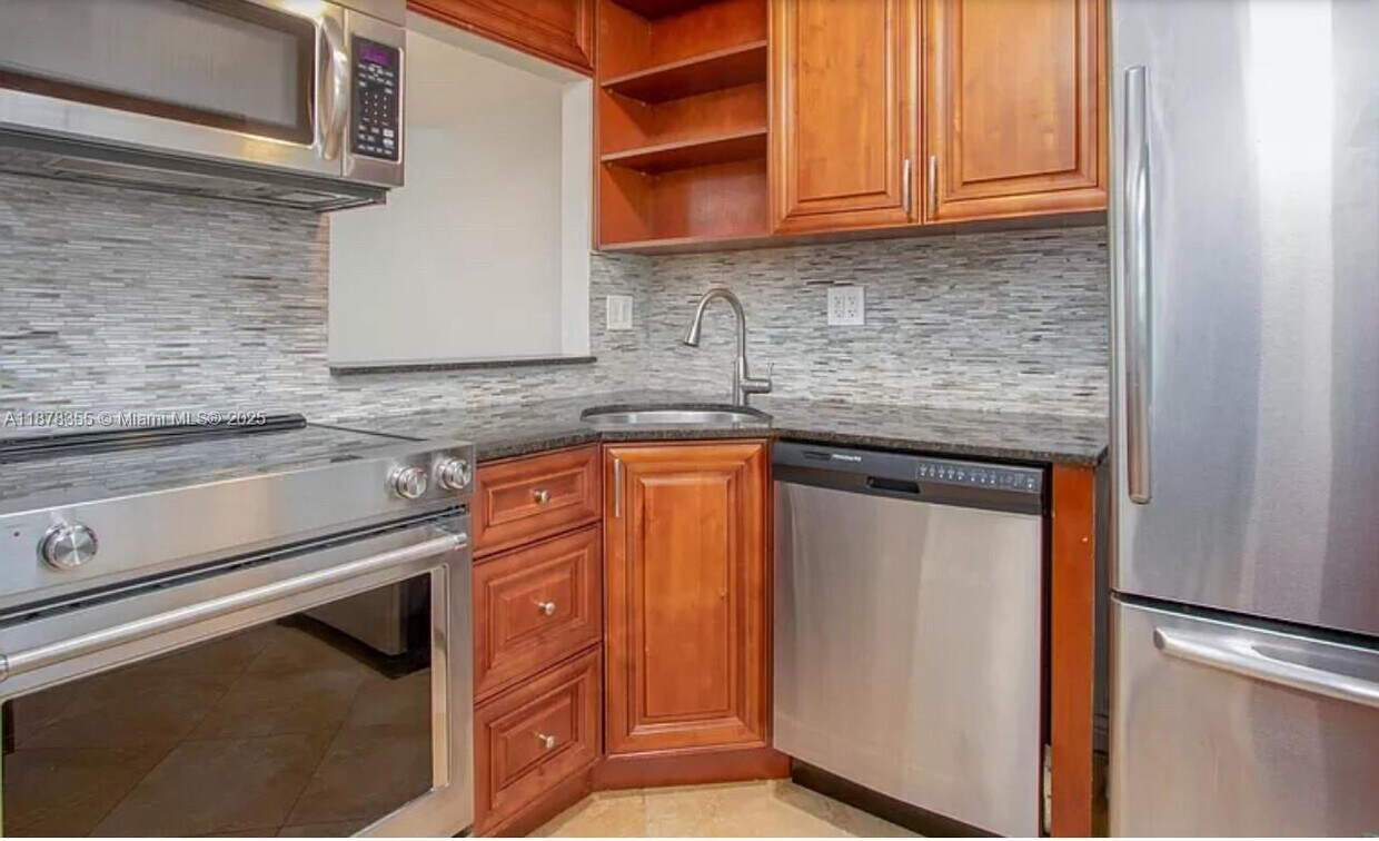 Foto principal - 633 NE 2nd Ave