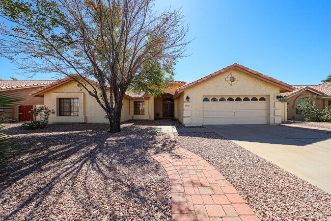 Foto del edificio - MOVE IN SPECIALS !! Welcome to this stunning 4-bedroom, 2-bathroom City of Tempe, AZ!!