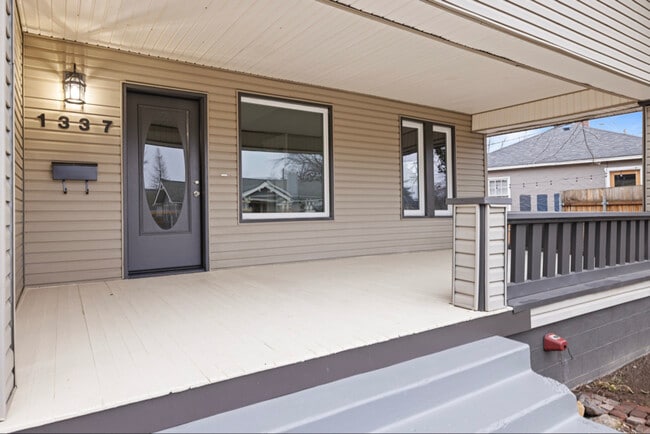 Building Photo - 1337 E Isaacs Ave