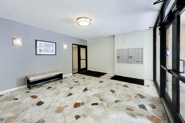 Building Photo - 420 W Aldine Ave