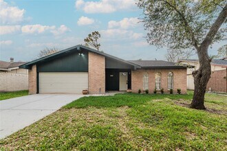 Building Photo - 2210 Stillmeadow Dr