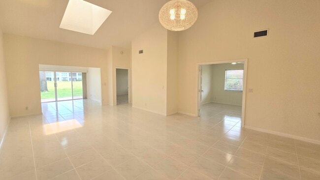 Foto del edificio - 5622 Royal Lake Cir