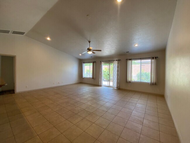 Building Photo - SPACIOUS HOME FOR RENT!