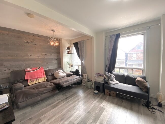 Building Photo - 33 Harvey St