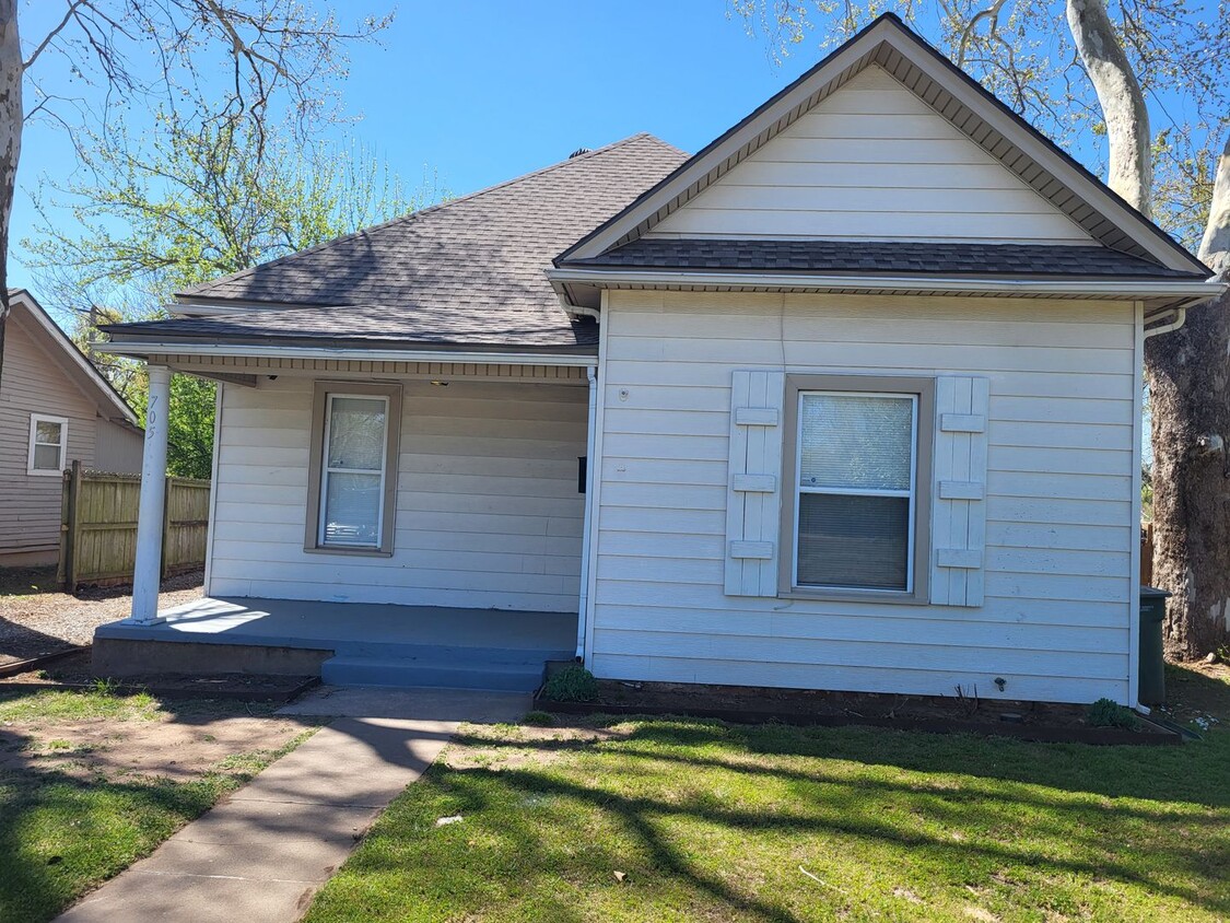 Primary Photo - 3 bedroom, 1.5 bathroom house located in E...
