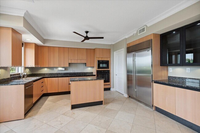 Foto del edificio - 789 Crandon Blvd