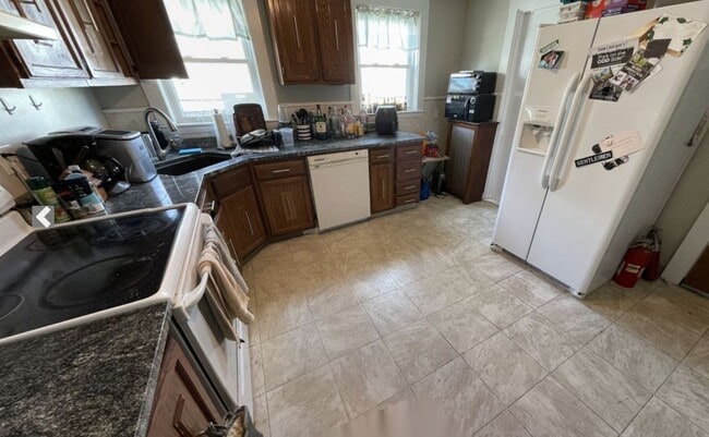 Building Photo - 14 Dow St