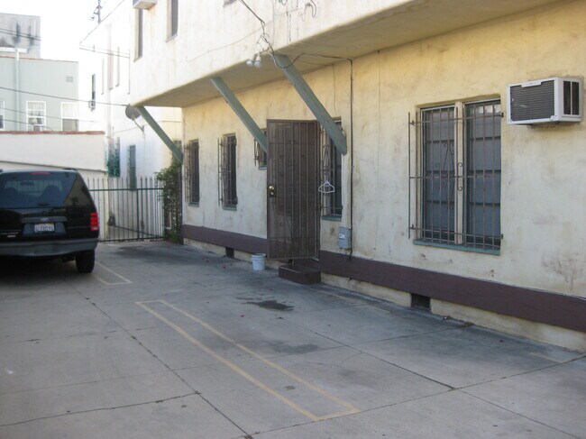 Building Photo - 326 N Orange Grove Ave