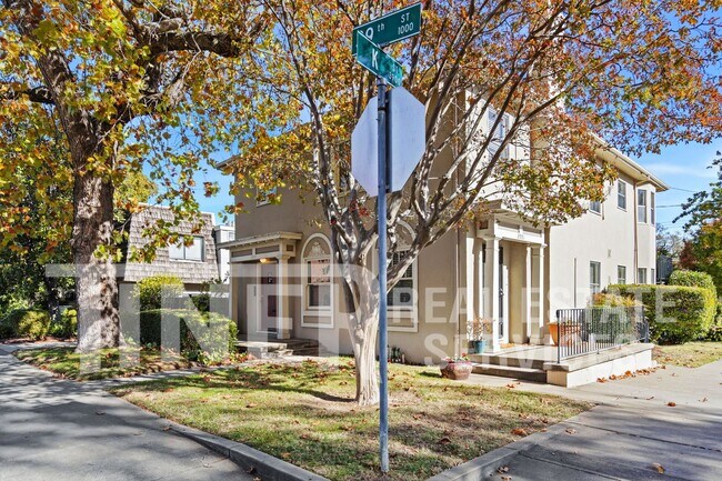 Building Photo - East Sacramento Charmer on Corner Lot - Ti...