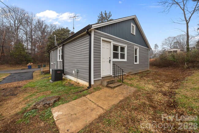 Building Photo - 713 2nd St Pl SW